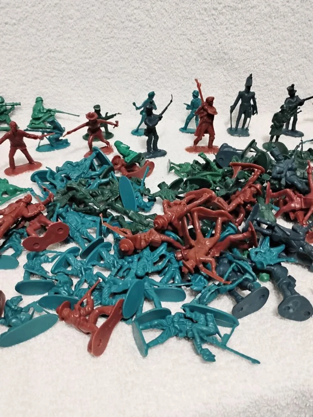 VINTAGE ARMY Toy Soldiers Green, Brown, Aqua Plastic LOT 125+ Pieces Please READ
